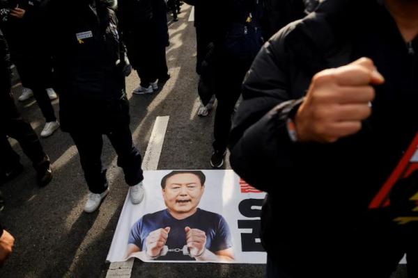 Demonstran yang menuntut pemakzulan Presiden Korea Selatan Yoon Suk Yeol, di depan Majelis Nasional di Seoul, Korea Selatan, 6 Desember 2024. REUTERS 