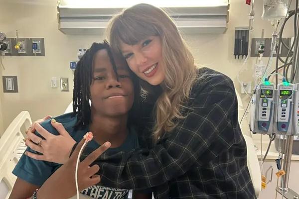 Taylor Swift mengunjungi pasien anak-anak di Rumah Sakit Children`s Mercy Kansas City sehari menjelang hari ulang tahunnya, Kamis (12/12/2024). (FOTO: MEGA) 