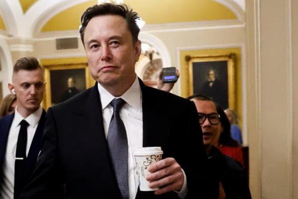 Elon Musk berjalan di Capitol Hill pada pertemuan dengan Pemimpin Senat Republik terpilih John Thune, di Washington, AS, 5 Desember 2024. REUTERS 