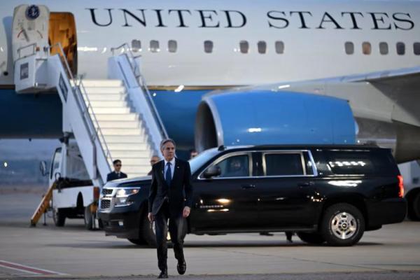 Menteri Luar Negeri AS Antony Blinken berjalan di landasan Bandara Internasional Raja Hussein di kota pesisir Laut Merah selatan Yordania, Aqaba, pada 12 Desember 2024. Foto via REUTERS 