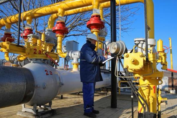 Seorang karyawan bekerja di pabrik distribusi gas Chisinau-1 milik perusahaan energi Moldovatransgaz di Chisinau, Moldova 4 Maret 2023. REUTERS 