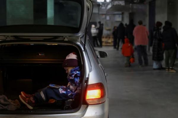 Orang-orang berlindung di dalam tempat parkir bawah tanah saat serangan rudal besar-besaran Rusia di Lviv, Ukraina, 13 Desember 2024. REUTERS 