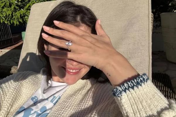 Bahagia, Selena Gomez Terus Pamer Cincin Pertunangannya dengan Benny Blanco. (FOTO: INSTAGRAM) 