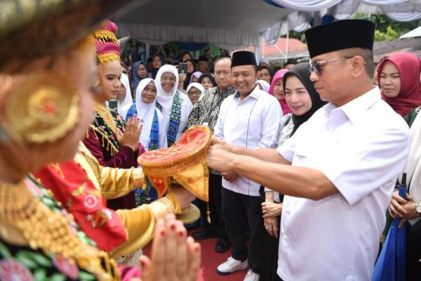 Menteri Desa dan Pembangunan Daerah Tertinggal (Mendes PDT) Yandri Susanto dalam kunjungannya ke Nagari Lumpo, Kecamatan IV Jurai, Kabupaten Pesisir Selatan, Provinsi Sumatera Barat, Minggu (Foto: Kemendes PDT) 