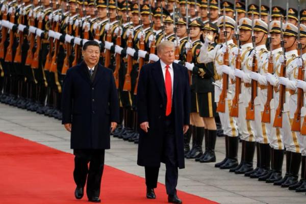 Presiden AS Donald Trump mengambil bagian dalam upacara penyambutan dengan Presiden Tiongkok Xi Jinping di Beijing, Tiongkok, 9 November 2017. REUTERS 