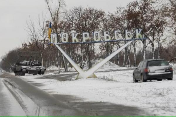 Sebuah tank dan mobil Ukraina diparkir di dekat rambu jalan di kota Pokrovsk, wilayah Donetsk, Ukraina 12 Desember 2024. REUTERS 