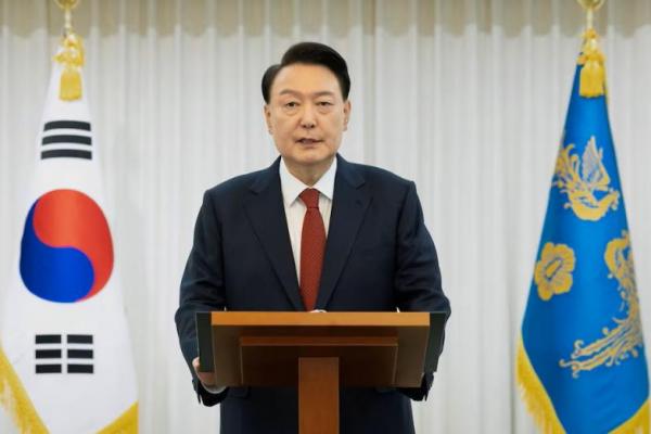 Presiden Korea Selatan Yoon Suk Yeol menyampaikan pidato kepada rakyat di kediaman resminya di Seoul, Korea Selatan, 14 Desember 2024. Handout via REUTERS 