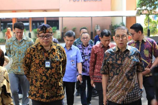 Menteri Kebudayaan, Fadli Zon (kanan) melakukan kunjungan ke Pusat Data dan Teknologi Informasi (Pusdatin), Ciputat, Tangerang Selatan, pada Jumat (Foto: Ist) 