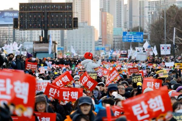 Demonstran menyerukan pemakzulan Yoon Suk Yeol, Seoul, 14 Desember 2024. REUTERS 