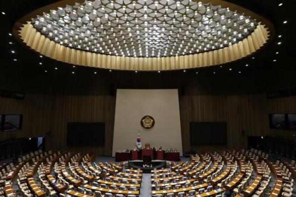 Anggota parlemen Korea Selatan saat pleno pemungutan suara pemakzulan Presiden Yoon Suk Yeol di Majelis Nasional di Seoul, Korea Selatan, Sabtu, 14 Desember 2024. Foto via REUTERS 