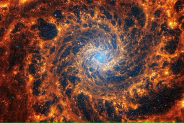 Galaksi spiral NGC 628, yang terletak 32 juta tahun cahaya dari Bumi, terlihat dalam gambar dari Teleskop Luar Angkasa James Webb. Handout via REUTERS 