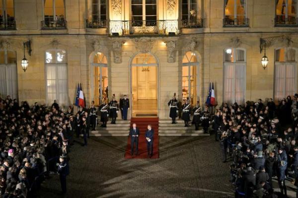 Perdana Menteri Prancis yang akan lengser, Michel Barnier, berbicara di samping Perdana Menteri yang baru Francois Bayrou di Hotel Matignon, Paris 13 Desember 2024. Foto via REUTERS 