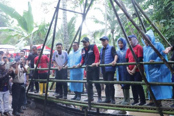 Menteri Desa dan Pembangunan Daerah Tertinggal (Mendes PDT) Yandri Susanto bersama Menteri Sosial (Mensos) Saifullah Yusuf di Desa Talaga, Kecamatan Mancak, Kabupaten Serang dalam momentum Hari Kesetiakawanan Sosial Nasional (Foto:Ist) 