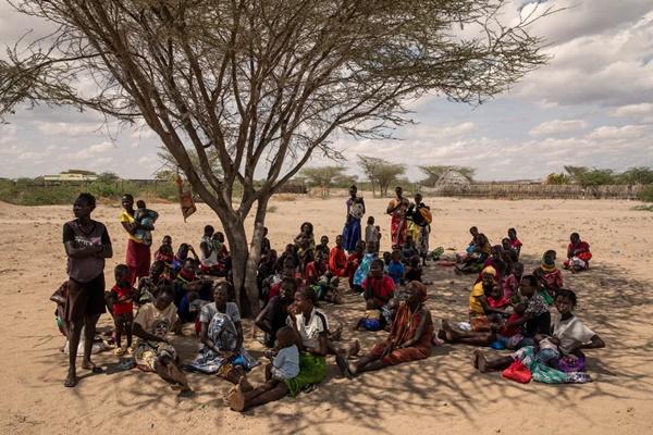 Para perempuan dan anak-anak menunggu giliran di luar Pusat Kesehatan Kalokol Gok, di Kabupaten Turkana, pada 16 Oktober 2024. Pusat tersebut menyediakan obat-obatan dan suplemen makanan, serta memantau kesehatan pasien yang terancam oleh kekeringan parah yang melanda negara tersebut. (FOTO: AL JAZEERA) 