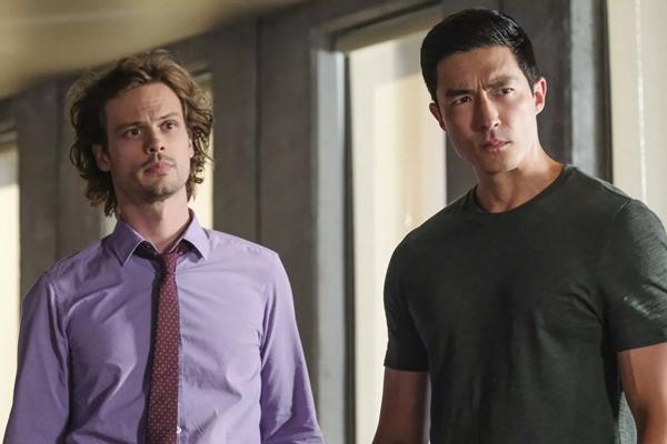 Matthew Gray Gubler sebagai Spencer Reid (kiri) dan Daniel Henney sebagai Matt Simmons (kanan) dalam Criminal Minds: Evolution. (FOTO: CBS) 