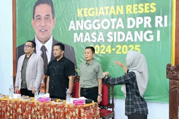 Anggota DPR RI Komisi XIII, Ahmad Iman Sukri dalam kegiatan reses di Gedung Pertemuan Kelurahan Sidoharjo, Kabupaten Pacitan (Foto: Ist) 