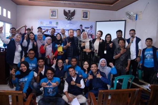 Wakil Ketua DPR RI Saan Mustopa bersama para mahasiswa Pasca-Sarjana Universitas Paramadina di Karawang, Jawa Barat. Foto: dpr 