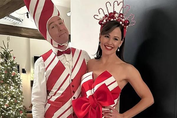 Ed Helms dan Jennifer Garner. Jelang Liburan Natal, Jennifer Garner Kenakan Gaun Candy Cane. (FOTO: INSTAGRAM) 