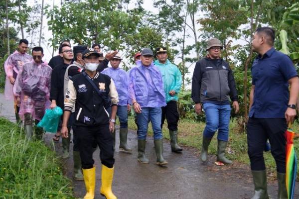 Wakil Ketua DPR RI Saan Mustopa saat kunjungi daerah bencana di Sukabumi, Jawa Barat. Foto: dpr 