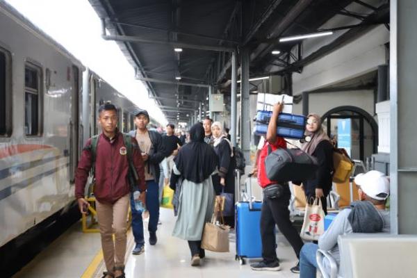 Stasiun kereta api Pasar Senen. Foto: dok. katakini 