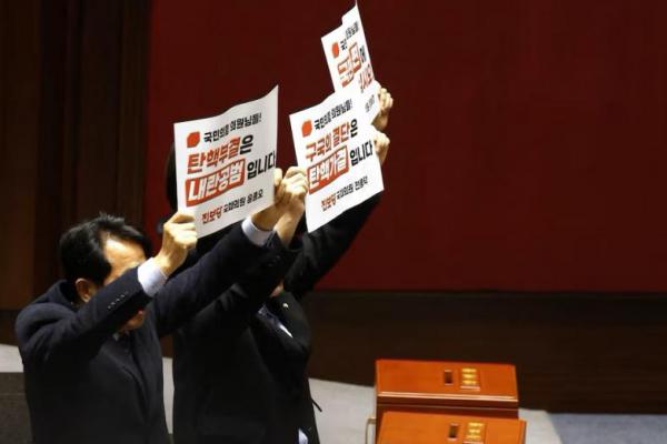 Anggota parlemen dari oposisi utama Partai Demokrat, Seoul, 7 Desember 2024. Foto via REUTERS 