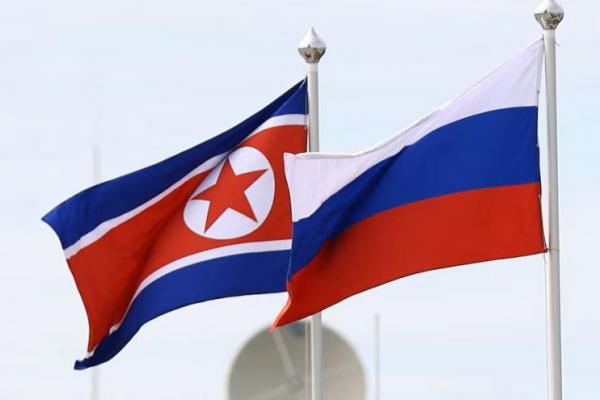 Bendera Rusia dan Korea Utara berdiri berdampingan. Sputnik via Reuters 