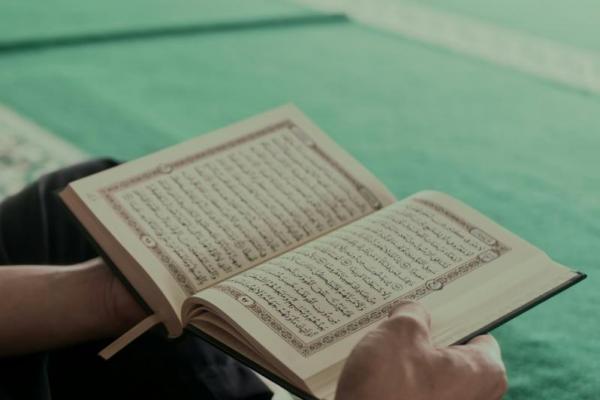 Ilustrasi seseorang sedang membaca Al-Quran (Foto: Unsplash/Majid Pogung Dalangan) 