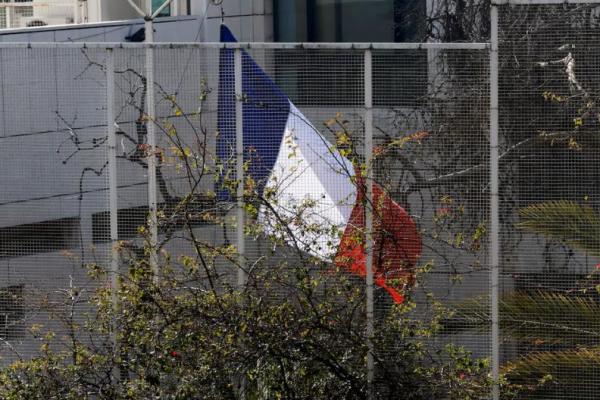 Bendera nasional Prancis dikibarkan di kedutaan Prancis, setelah penggulingan Bashar al-Assad, di Damaskus, Suriah, 17 Desember 2024. REUTERS 