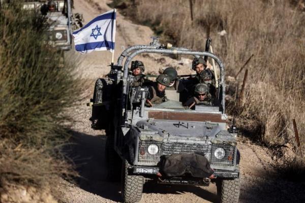 Kendaraan militer Israel melintasi Suriah di Dataran Tinggi Golan yang diduduki Israel dan Suriah, yang terlihat dari Majdal Shams, 15 Desember 2024. REUTERS 