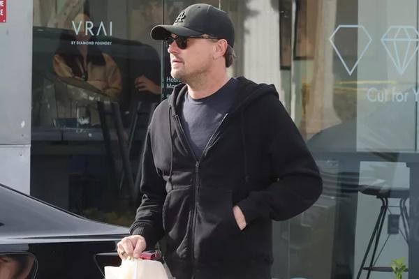 Leonardo DiCaprio berbelanja kalung berlian di VRAI, Los Angeles. (FOTO: JANUARY IMAGES) 