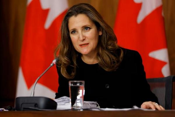 Wakil Perdana Menteri dan Menteri Keuangan Kanada Chrystia Freeland berbicara kepada media di Ottawa, Ontario, Kanada 30 November 2020. REUTERS 