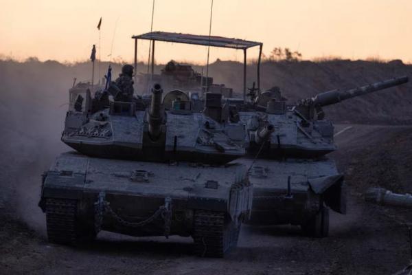 Tank bermanuver di dekat perbatasan Gaza, di Israel, 16 Desember 2024. REUTERS 