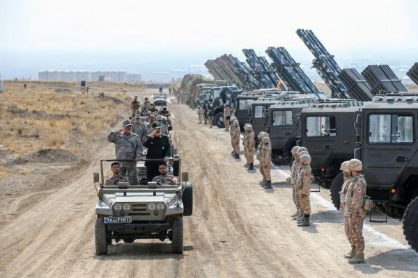 Panglima Tertinggi Korps Garda Revolusi Islam Mayor Jenderal Hossein Salami meninjau peralatan militer di daerah Aras, provinsi Azerbaijan Timur, Iran, 17 Oktober 2022. WANA via REUTERS 