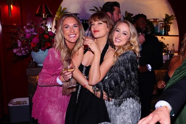 Taylor Swift merayakan pesta ulang tahun ke-35 bersama Travis Kelce dan teman-temannya. (FOTO: INSTAGRAM) 