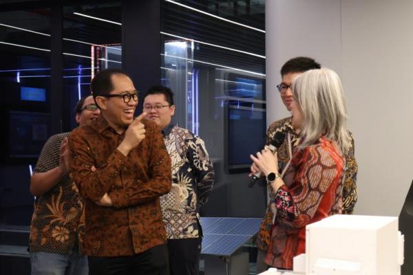 Wakil Menteri Perindustrian (Wamenperin) Faisol Riza saat berkunjung ke Kantor Pusat Huawei Innovation Center di Jakarta (Foto: Humas Kemenperin) 