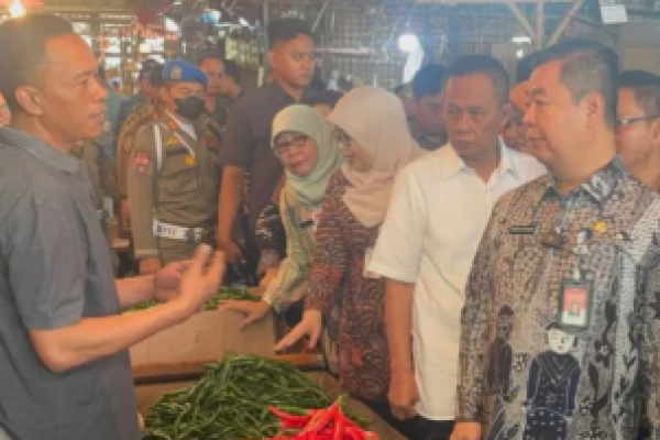 Penjabat Gubernur Provinsi DKI Jakarta Teguh Setyabudi meninjau harga komoditas pangan di Pasar Kramat Jati, Kamis (19/12/2024). (foto:antara) 