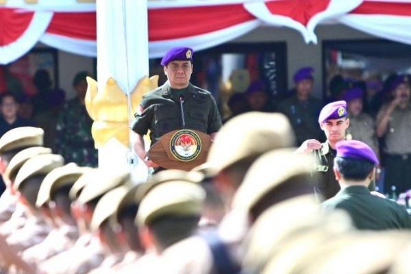 Wakil Menteri Desa dan Pembangunan Daerah Tertinggal (Wamendes PDT) Ahmad Riza Patria saat menjadi Inspektur Upacara Apel Peringatan Hari Bela Negara ke-76 di Kampus IPDN Jatinangor (Foto: Humas Kemendes PDT) 