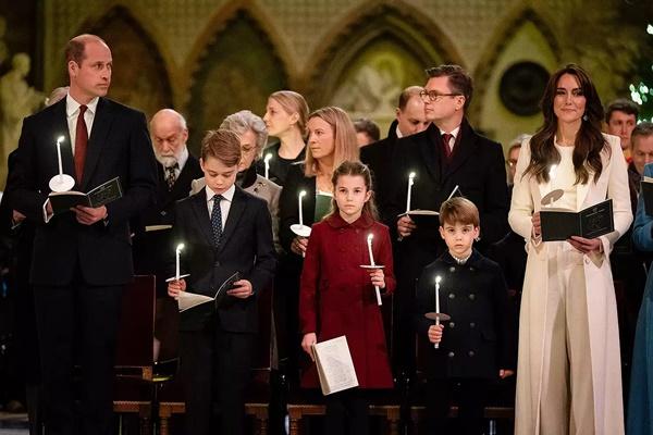 Pangeran William, Pangeran George, Putri Charlotte, Pangeran Louis, dan Kate Middleton pada kebaktian lagu Natal 2023. (FOTO: GETTY IMAGE) 