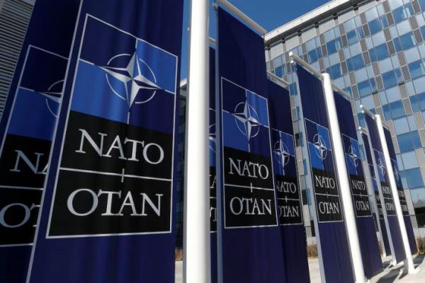 Spanduk yang menampilkan logo NATO ditempatkan di pintu masuk markas NATO yang baru di Brussels, Belgia 19 April 2018. REUTERS 