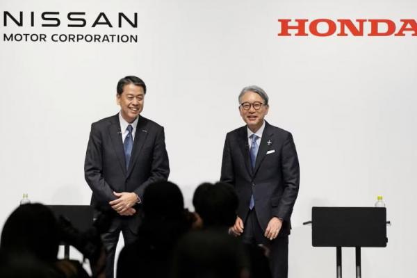 Makoto Uchida, presiden dan CEO Nissan Motor, dan Toshihiro Mibe, presiden dan CEO Honda Motor, saat konferensi pers di Tokyo, Jepang, 15 Maret 2024. Kyodo via REUTERS 