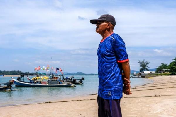 Banlue Choosin, seorang penyintas Tsunami Samudra Hindia 2004 yang beralih menjadi pengamat gelombang, di provinsi Phang Nga di Thailand selatan, 2 Desember 2024. REUTERS 