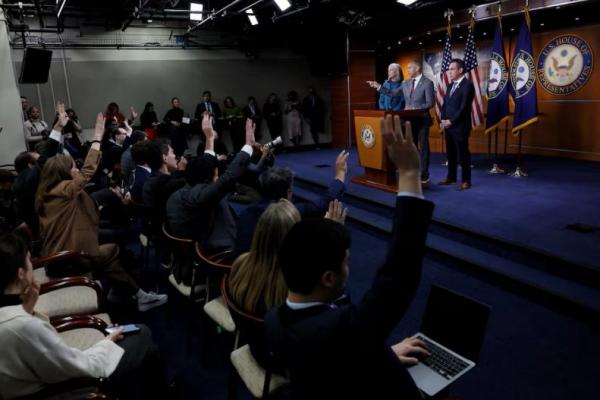 Pemimpin Minoritas DPR AS Hakeem Jeffries berbicara kepada media di Capitol Hill di Washington, AS, 19 Desember 2024. REUTERS 