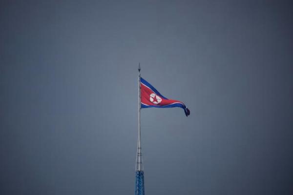 Bendera Korea Utara berkibar di desa propaganda Gijungdong di Korea Utara, Korea Selatan, 19 Juli 2022. REUTERS 