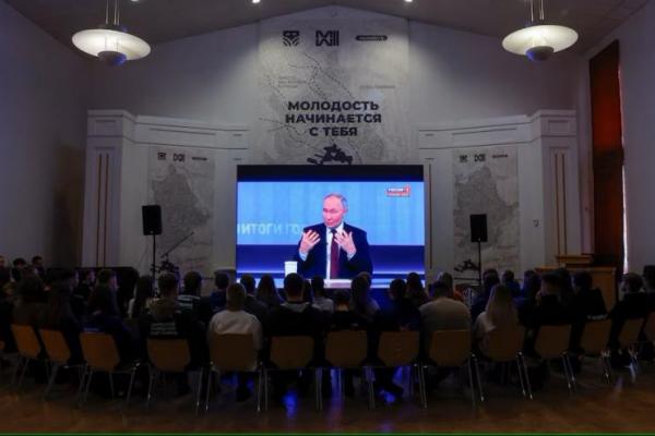 Orang-orang menonton siaran langsung konferensi pers akhir tahun Presiden Rusia Vladimir Putin di sebuah pusat budaya di Donetsk, Ukraina yang dikuasai Rusia, 19 Desember 2024. REUTERS 