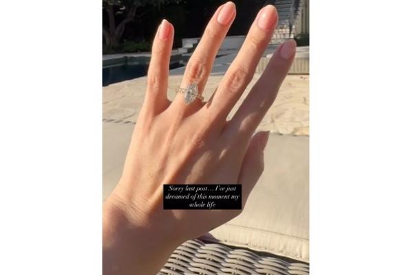 Selena Gomez pamer cincin pertunangannya dengan Benny Blanco. (FOTO: INSTAGRAM) 