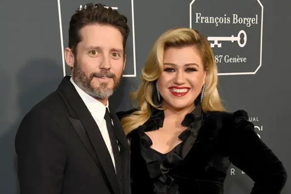 Bikin Dekorasi Natal, Kelly Clarkson Sindir Mantan Suaminya Brandon Blackstock