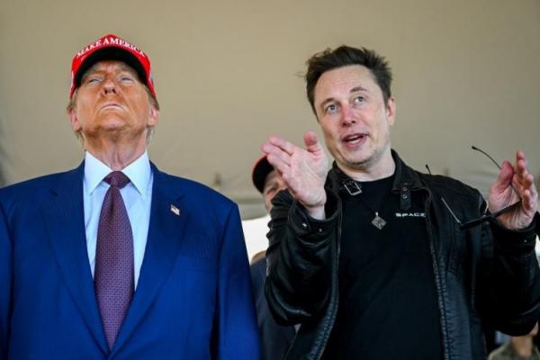 Elon Musk berbicara dengan Presiden terpilih AS Donald Trump di Brownsville, Texas, AS, 19 November 2024. Foto via REUTERS 