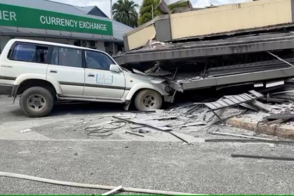 Sebuah kendaraan terjebak di bawah bangunan yang runtuh setelah gempa bumi dahsyat di Port Vila, Vanuatu, 17 Desember 2024. Foto via REUTERS 