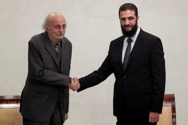 Pemimpin Druze Lebanon Walid Jumblatt berjabat tangan dengan pemimpin de facto Suriah Ahmed al-Sharaa, di Damaskus, Suriah, 22 Desember 2024 REUTERS 