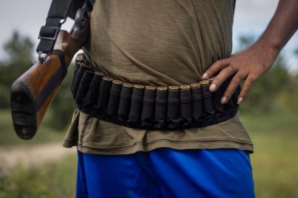 Seorang pria Kuki bersenjata berdiri di sebuah pos pemeriksaan di desa Kangvai di distrik Churachandpur di negara bagian Manipur, India timur laut, 23 Juli 2023. REUTERS 